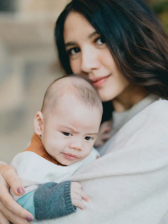 6 Gaya Pemotretan Keluarga Kecil Acha Sinaga, Baby Lucas Curi Perhatian