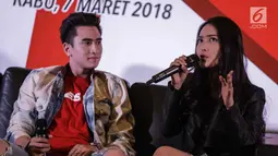 Artis Natasha Wilona didampingi Verrell Bramasta memberi keterangan dalam jumpa pers sinetron Siapa Takut Jatuh Cinta di Gedung SCTV Tower, Jakarta, Rabu (7/3). Keduanya semakin harmonis karena lebih sering bersama. (Liputan6.com/Faizal Fanani)