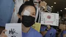 Seorang perawat mengenakan penutup mata dan masker mengambil bagian dalam protes terhadap kebrutalan polisi terhadap para pengunjuk rasa di sebuah rumah sakit di Hong Kong (13/8/2019). (AP Photo/Kin Cheung)