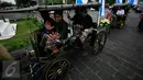 Sejumlah peserta mengikuti kirab dengan menaiki andong melintasi kawasan Tugu ,Yogyakarta,(14/5/2016).Kirab di laksanakan untuk menyambut peringatan ulang tahun satu abad kabupaten sleman.(Boy Harjanto)