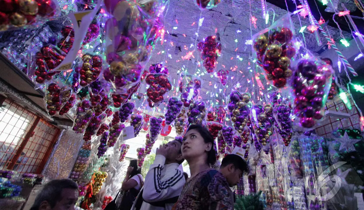 Calon pembeli memilih pernak-pernik Natal di kawasan Pasar Asemka, Jakarta. Foto diambil pada Jumat (12/12/2014). (Liputan6.com/Faizal Fanani)