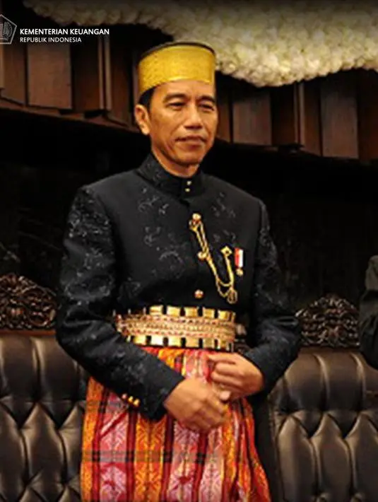 Jelang peringatan HUT RI ke-72 pada 2017, Presiden Jokowi menyampaikan pidato kenegarannya mengenakan busana adat Bugis. Kala itu, Jokowi mengenakan songkok berwarna emas dan sarung songket berwarna merah oranye. Didampingi Wakil Presiden Jusuf Kala yang mengenakan busana adat Jawa lengkap dengan blankon. (Kemenkeu RI)