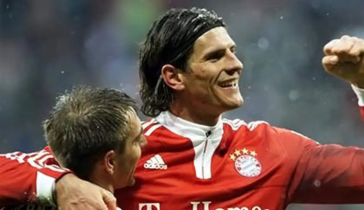 Mario Gomez merayakan golnya dengan Philipp Lahm untuk membantu Bayern Muenchen menang 3-0 dari Mainz di Allianz Arena, 30 Januari 2010, pada partai lanjutan Bundesliga. AFP PHOTO/STEFFI LOOS