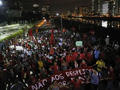 Di Brasil, ratusan massa kembali berunjuk rasa menentang kebijakan pembelanjaan dana untuk penyelenggaraan Piala Dunia, (23/5/2014). (REUTERS/Nacho Doce)
