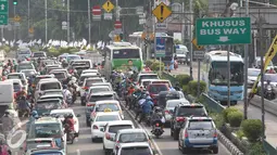 Sebuah kepadatan jalan yang terjadi membuat kendaraan umum maupun pribadi menerobos jalur Trans-Jakarta di Jalan Otista Raya, Jakarta, Sabtu (19/11). (Liputan6.com/Immanuel Antonius)
