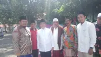 cawagub jatim Azwar Anas foto bersama dengan KH Ilyas Khotib, pengasuh Ponpest Miftahul Ulum Modung dan Ketua GP Ansor Bangkalan, Hasani Zubair, saat menghadiri acar wisuda mahasiswa STITMU