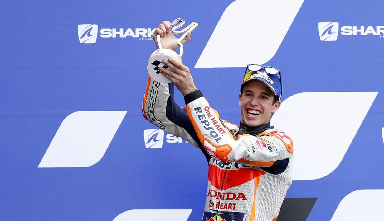Pembalap Repsol Honda, Alex Marquez, melakukan selebrasi di atas podium usai balapan MotoGP Prancis di Le Mans, Minggu (11/10/2020). Petrucci finis pertama dengan catatan waktu 45 menit 54,736 detik. (AP Photo/David Vincent)