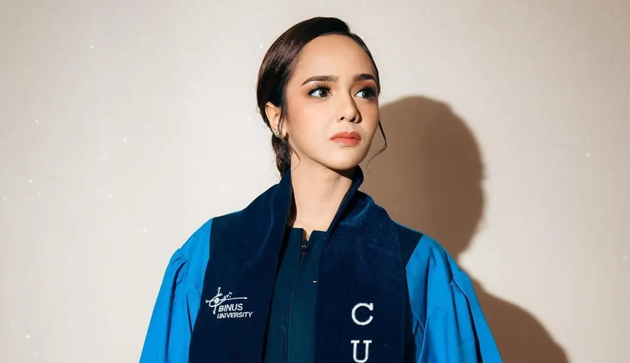 Berhasil selesaikan studi selama 4 tahun, dari tahun 2020 hingga 2024, Dianda Sabrina aktif bermain sinetron. Artis dengan nama lengkap Sabrina Dianda Humaira ini melambung lewat sinetron Dari Jendela SMP tahun 2020. Tahun 2020 merupakan tahun awalnya kuliah, meski sibuk kuliah dan syuting Dari Jendela SMP, namun Dianda Sabrina mampu menjalankan keduanya. (Liputan6.com/IG/@sabrindh)