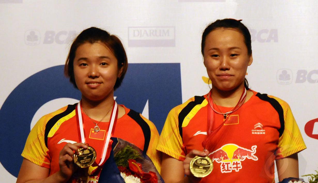 Pasangan ganda putri Tiongkok, Tian Qing/Zhao Yunlei menjadi juara tanpa harus bertanding setelah menang WO atas rekan senegaranya, Ma Jin/Tang Yuanting di final Indonesia Open 2014, (22/6/2014). (Liputan6.com/Helmi Fithriansyah)