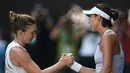 Petenis Rumania, Simona Halep (kiri) berjabat tangan dengan Garbine Muguruza asal Spanyol usai pertandingan semifinal tunggal putri Australia Terbuka di Melbourne, Australia, Kamis (30/1/2020). Halep gagal ke final Australia Terbuka 2020 usai kalah dari Muguruza 7-6, 7-5. (Greg Wood/AFP)