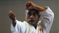 Karateka Indonesia, Azwan Ali saat turun di kategori Kata Perorangan di Kejuaraan Dunia Karate SKIF ke-12 di JIExpo Kemayoran Jakarta, Jumat (26/8/2016). Ratusan atlet dari 58 negara berlaga hingga Minggu (28/8). (Liputan6.com/Helmi Fithriansyah)