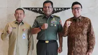 Mendagri beri penghargaan bagi anggota TNI  yang gugur dalam pelaksanaan Pemilu 2019. (foto: dok. Kemendagri)
