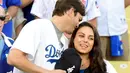 Tinggal 6 minggu lagi menjalani proses lahiran anak ke-2 nya, Mila Kunis terlihat sedang berbelanja ditemani suaminya, Ashton Kutcher. (AFP/Bintang.com)
