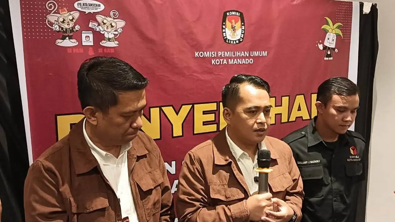 Ketua KPU Manado Ferley B Kaparang didampingi Ketua Divisi Teknis Hasrul Anom (kiri), dan Ketua Bawaslu Manado Brilliant Maengko (kanan) saat memberikan keterangan kepada wartawan.