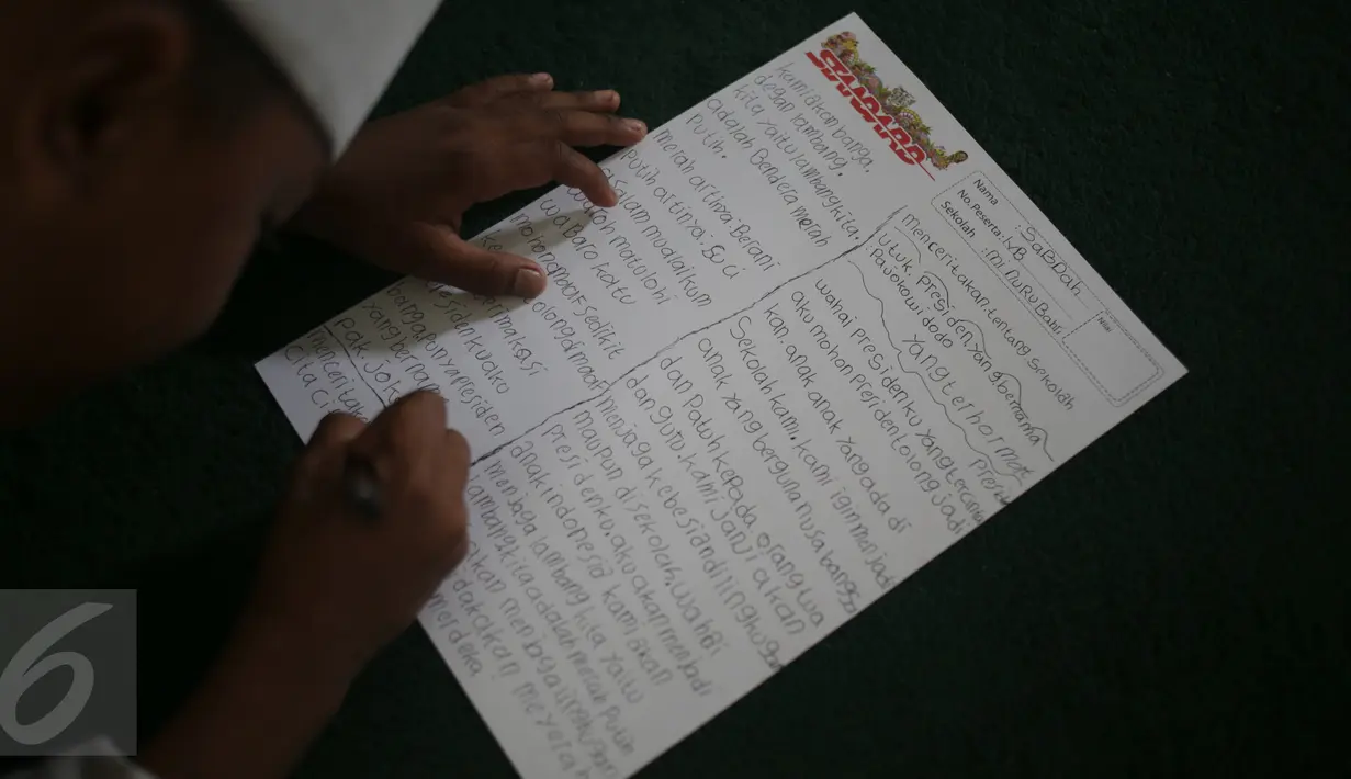 Murid Madrasah Ibtidayah (MI) Yayasan Nurul Bahri menulis surat untuk Presiden Jokowi, di perkampungan nelayan Muara Angke, Jakarta, Senin (27/2). Kegiatan itu sebagai ajakan agar anak Indonesia gemar menulis. (Liputan6.com/Faizal Fanani)