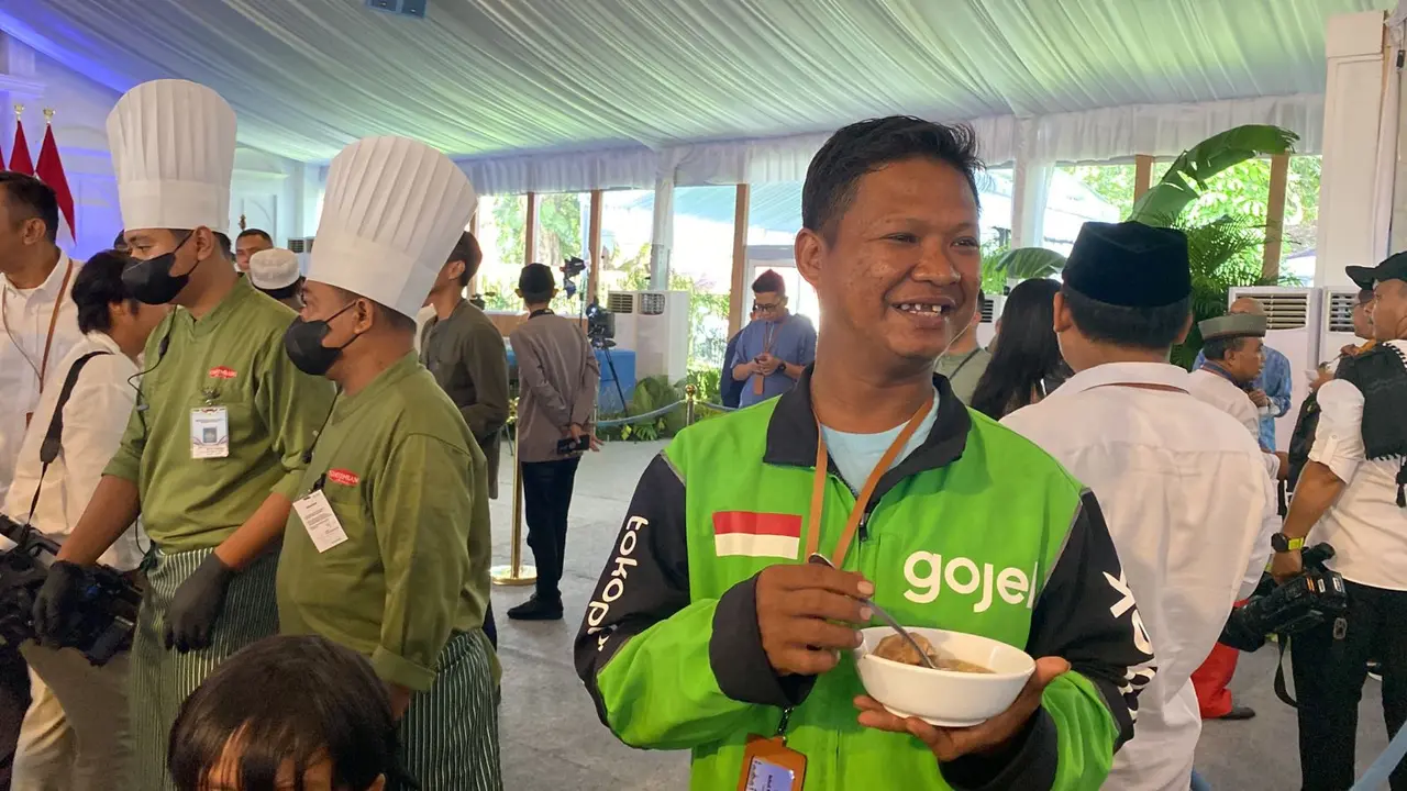 Sejumlah pengemudi ojek online turut berpartisipasi dalam acara open house yang digelar oleh Presiden Prabowo Subianto di Istana Kepresidenan Jakarta, Senin (31/3/2025). (Merdeka.com/Muhammad Genantan Saputra)