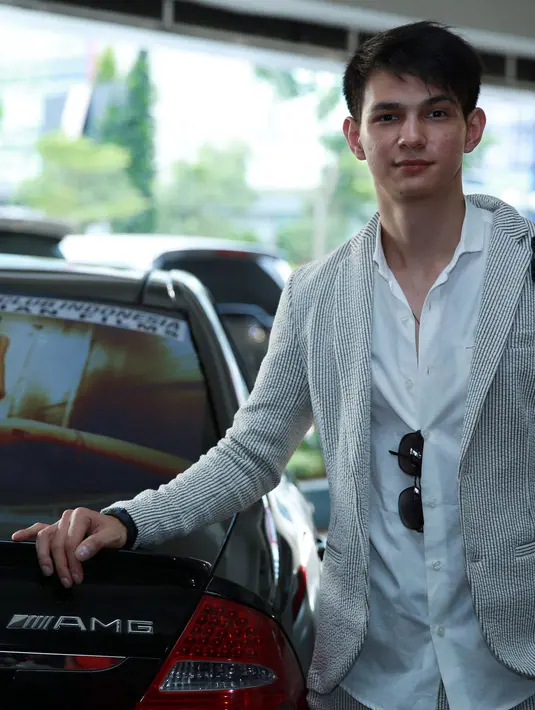 Lebih memilih Marcell Darwin atau mobil di sebelahnya? (M. Akrom Sukarya/Bintang.com)