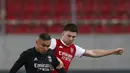 Pemain Benfica Everton (kiri) berebut bola dengan pemain Arsenal Kieran Tierney pada leg kedua babak 32 besar Liga Europa di Stadion Georgios Karaiskakis, Piraeus, Athena, Yunani, Kamis (25/2/2021). Arsenal menang 3-2 dan lolos ke babak 16 besar. (AP Photo/Thanassis Stavrakis)