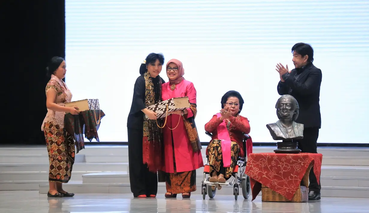 Waldjinah dan Didik Nini Thowok