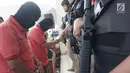 Dua pelaku pembunuhan buruh pabrik di Kabupaten Tangerang dihadirkan saat rilis kasus di Mapolres Tangerang Selatan, Kamis (5/7). Tim Vipers Reskrim menangkap pembunuh sadis terhadap Iwan Wahyuda (39) setelah dua hari pengejaran. (Merdeka.com/Arie Basuki)
