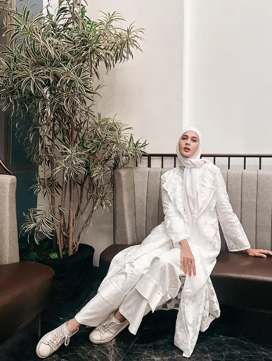 Model terkenal ini memadukan penampilannya dengan sneakers yang berwarna senada dengan busananya. (Foto: Instagram/ paula_verhoeven)