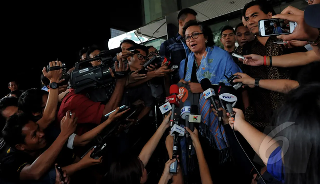 Pengacara Nursyahbani Katjasungkana memberikan keterangan kepada wartawan terkait pangilan terhadap ketua KPK Abraham Samad oleh pihak Kepolisian di gedung Komisi Pemberantas Korupsi (KPK), Jakarta, Selasa (17/2/2015).  (Liputan6.com/Faisal R Syam)