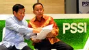 Mantan Ketua Umum PSSI, Agum Gumelar (kiri) didampingi R. Adang Ruchiatna Puradiredja (anggota Dewan Kehormatan PSSI) saat deklarasi pernyataan sikap, di kantor PSSI, Senayan, Jakarta, Kamis (25/6/2015).(Liputan6.com/Yoppy Renato)
