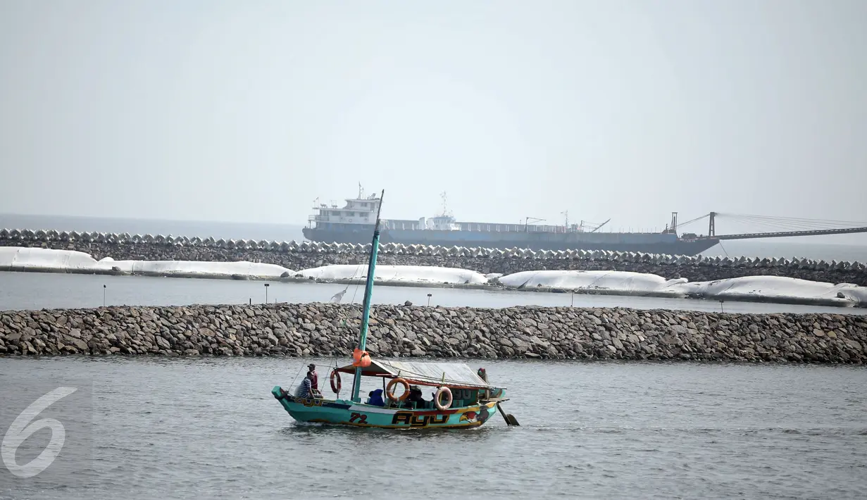 Sebuah kapal nelayan melintas diatas bebatuan tanggul pemecah ombak di Pantai Ancol, Jakarta, Minggu (24/4/2016). Tanggul ini diperuntukan mencegah banjir rob yang sudah sering menimpa daerah Jakarta Utara dan sekitarnya.(Liputan6.com/Faizal Fanani)