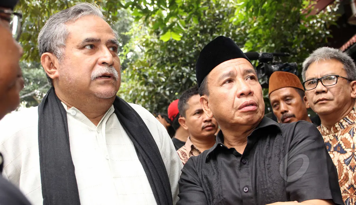 Dedi Gumelar atau disapa Miing  (kanan) bersama Slamet Rahardjo mendatangi rumah duka almarhum Didi Petet di Ciputat, Tangsel, Jumat (15/5/2015). (Liputan6.com/Helmi Afandi)