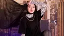 <p>Wanita 28 tahun ini juga memiliki penampilan menarik. Di pemotretan kali ini, ia tampil swag dengan busana serba hitam. Sepatu boot yang dipakai pun memberikan kesan keren dalam pemotretan Nathalie.(Liputan6.com/IG/@nathalieholscher)</p>