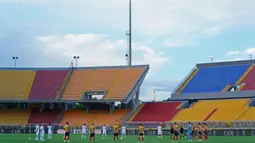 Para pemain AC Milan dan Lecce berdoa satu menit untuk menghormati para korban COVID-19 sebelum pertandingan Liga Serie A Italia di stadion Via del Mare di Lecce, Italia (22/6/2020). AC Milan menang telak atas Lecce 4-1. (Spada/LaPresse via AP)