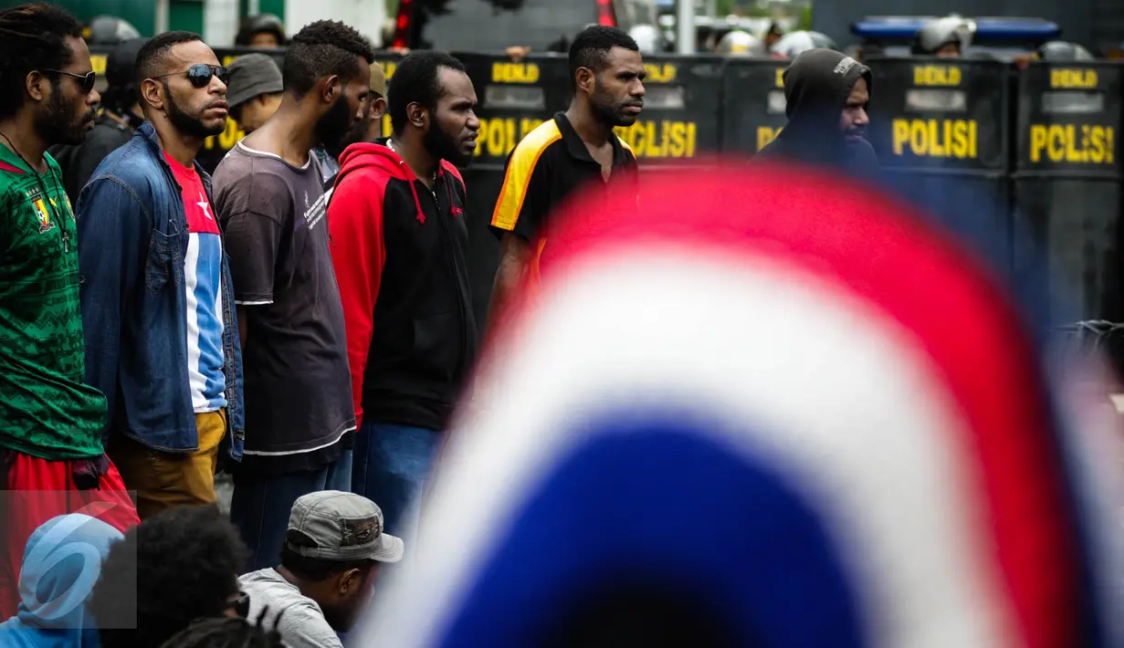 Massa pengunjuk rasa Aliansi Mahasiswa Papua dan Front berorasi di jalan Imam Bonjok, Jakarta, Kamis (1/12). Dalam aksinya mereka meminta kemerdekaan di Tanah Papua, terutama di Papua Barat. (Liputan6.com/Faizal Fanani)