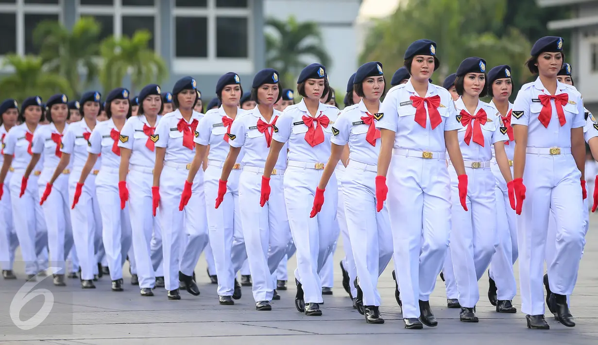 Anggota Korps Wanita Angkatan Laut (Kowal) mengikuti upacara peringatan HUT ke-53 Kowal di Markas Kolinlamil, Jakarta, Selasa (5/1). (Liputan6.com/Faizal Fanani)