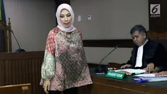 Marketing Manager PT Humpuss Transportasi Kimia (HTK), Asty Winasti saat menjalani sidang pembacaan dakwaan di Pengadilan Tipikor, Jakarta, Rabu (19/6/2019). Asty Winasti didakwa melakukan suap terhadap mantan anggota DPR dari Fraksi Golkar Bowo Sidik Pangarso. (Liputan6.com/Helmi Fithriansyah)