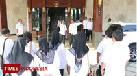 Bupati Gresik Sambari Halim Radianto didampingi Kepala BKD saat menasihati ASN yang terlambat masuk kantor (TIMES Indonesia/Akmal).