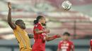 Pemain Persija Jakarta, Rohit Chand (kanan) berduel udara dengan pemain Bhayangkara FC, Herman Dzumafo dalam laga pekan ke-33 BRI Liga 1 2021/2022 di Stadion Kapten I Wayan Dipta, Gianyar, Bali, Sabtu (26/3/2022). (Bola.com/M Iqbal Ichsan)