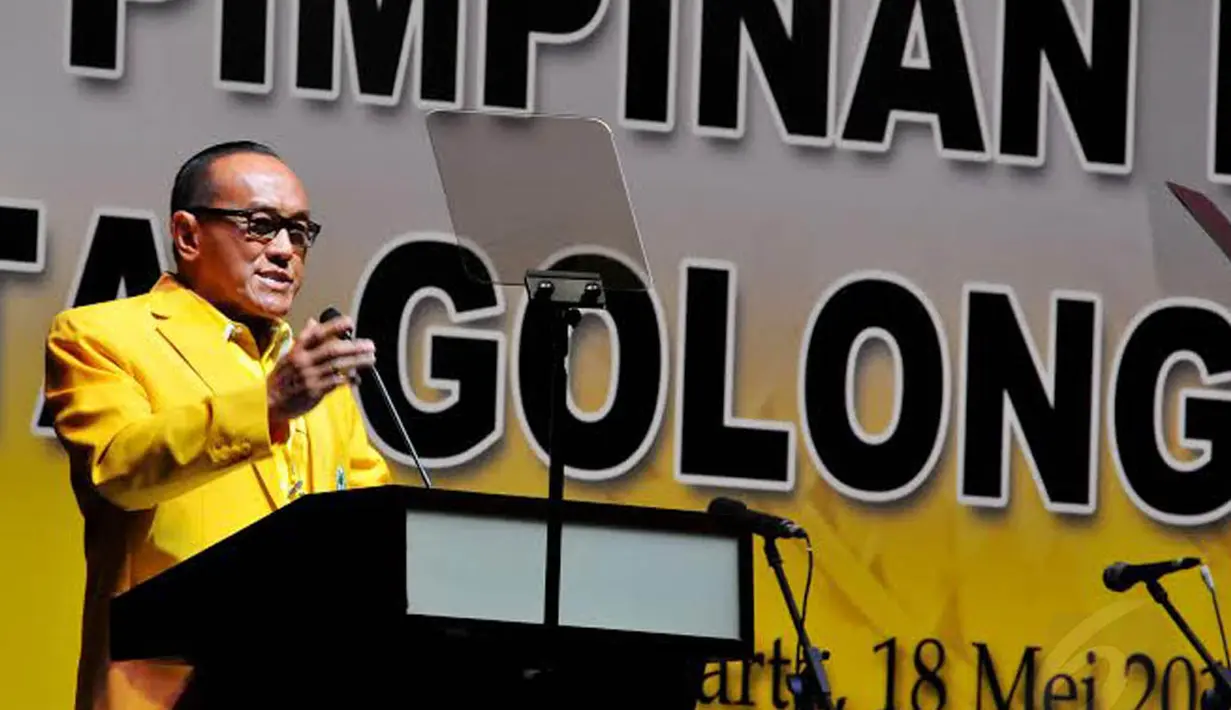 Isi pantun yang disampaikan Aburizal Bakrie,"Di pagi hari senyumku mekar, melihat wajah cantik jelita. Selendang kuning melambai berkibar, rakyat sejahtera dambaan kita" (Liputan6.com/Andrian M Tunay)