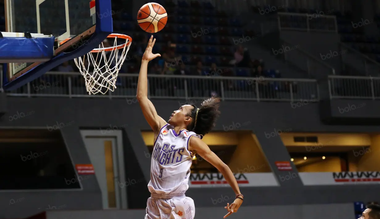 Pemain CLS Knight, Sandy Febiansyah #9 melakukan tembakan saat melawan Satya Wacana pada perempat final Playoffs Indonesia  Basket League (IBL) di Britama Arena, Jakarta, Selasa (17/5/2016). (Bola.com/Nicklas Hanoatubun)