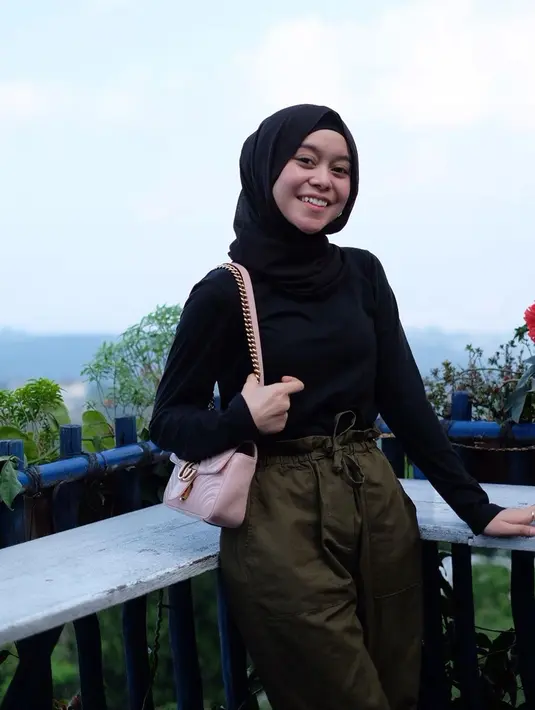 Kerap berpenampilan kasual, Lesty juga lebih sering tampil dengan makeup natural. Penampilan Lesty dengan baju dan hijab berwarna hitam yang dipadukan celana berwarna hijau army dipercantik dengan tas kecil dengan warna baby pink. (Liputan6.com/IG/@lestykejora)