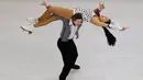 Atlet Ice skating Korea Selatan, Rebeka Kim dan  Kirill Minov saat melakukan aksi menegangkan di Turnamen Ice Skating dunia  ISU World Figure Skating Championships, Boston , Massachusetts , Amerika Serikat, (30/3). (REUTERS / Brian Snyder)