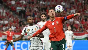 Cristiano Ronaldo (kanan) saat Timnas Portugal kalahkan Hungaria. (Attila KISBENEDEK / AFP)