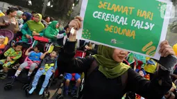 Masyarakat dan relawan mengikuti kampanye untuk memperingati Hari Cerebral Palsy Sedunia di kawasan Car Free Day, Jakarta, Minggu (13/10/2019). Peringatan yang jatuh 6 Oktober itu dimanfaatkan untuk mensosialisasikan dan menggalang kepedulian bagi penyandang cerebral palsy (Liputan6.com/Johan Tallo)