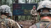 Instruktur Staff Sersan Shaun Thompson, saat memberikan pengarahan pada tentara dari Combat Team Divisi Infanteri 1 Stryker Brigade Angkatan Darat AS yang mengikuti pelatihan perang hutan di Schofield Barracks, Hawaii, 1 Maret 2017. (AP/Daniel Lin)
