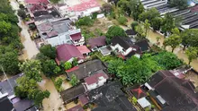 Beberapa akses vital di tiga provinsi utama: Aceh, Sumatera Utara, dan Sumatera Barat putus. Tampak foto udara menunjukkan permukiman yang terendam banjir di Medan, Sumatera Utara, Jumat 28 November 2025. (AP Photo/Binsar Bakkara)
