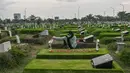 Setiap menjelang bulan suci Ramadan masyarakat muslim akan berbondong-bondong datangi pemakaman untuk melakukan ziarah kubur. (JUNI KRISWANTO/AFP)