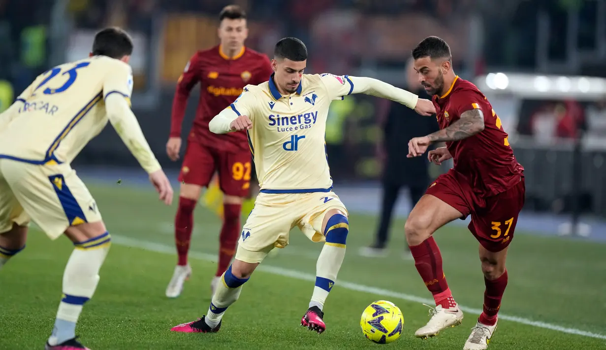 Pemain Verona Fabio Depaoli (tengah) berebut bola dengan pemain AS Roma Leonardo Spinazzola (kanan) pada pertandingan sepak bola Liga Italia di Stadion Olimpiade Roma, Italia, 19 Februari 2023. AS Roma mengalahkan Verona dengan skor 1-0. (AP Photo/Andrew Medichini)