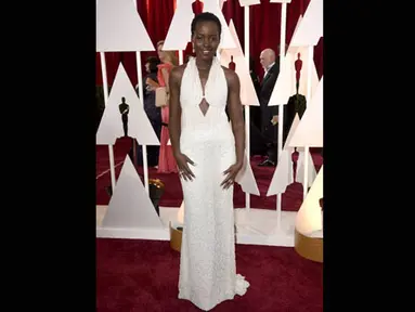 Aktris Lupita Nyong'o mencuri perhatian di red carpet Academy Awards 2015 yang digelar di Dolby Theatre, Hollywood, California, AS, Minggu (22/2) malam. (Frazer Harrison/Getty Images/AFP)