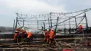 Sejumlah petugas pemadam kebakaran terus menyemprotkan air ke kapal nelayan yang terbakar di Pelabuhan Muara Angke, Jakarta, Jumat (27/2/2015). Diduga kebakaran disebabkan korsleting listrik. (Liputan6.com/Johan Tallo)
