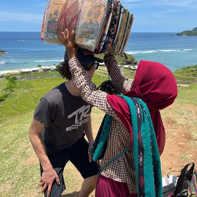 Potret Pembalap MotoGP yang Mulai Nyaman dengan Indonesia, Dari Minum Kopi Lokal Sampai Jualan Kain Tenun