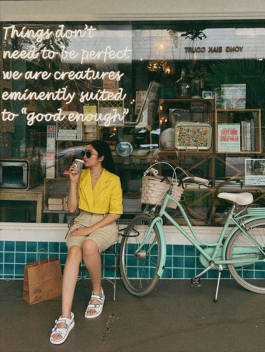 <p>Saat hangout, Febby Rastanty gak pernah absen untuk membawa fashion item andalannya. Yup, kacamata. (FOTO: instagram.com/febbyrastanty/)</p>